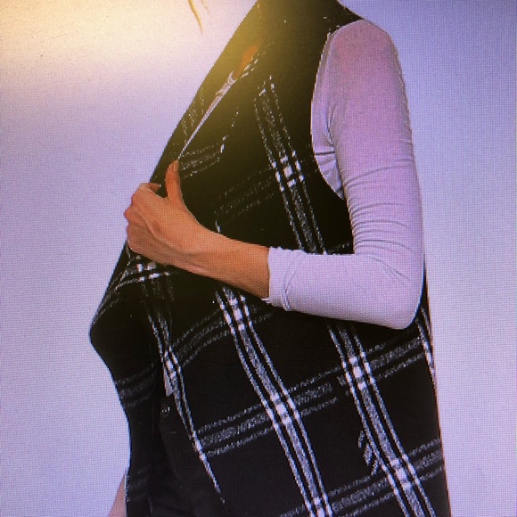 Black and white vest. - Picture 5 of 5